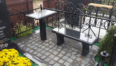 Она быстро высыхает после дождя или влажной уборки могилы